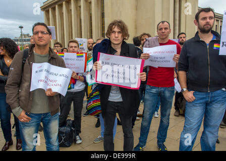 Paris, France. Plusieurs QActivistes LGBT ont tenu une loi anti-homophobie, en Russie, démonstration, à Rights of Man Plaza, Trocadéro, militants des droits des homosexuels protestant Banque D'Images