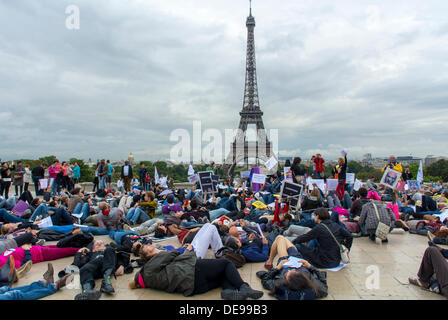 Paris, France. Plusieurs LGBTQGroups (Accepcess-t) ont tenu une loi anti-homophobie, en Russie, démonstration, à la place des droits de l'homme, triste foule en train de poser, symbole d'homophobie, triste foule Banque D'Images