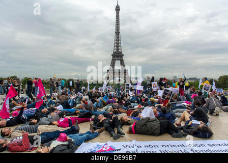 Paris, France. Plusieurs groupes LGBTQ (Acceptess-t) ont tenu une loi anti-homophobie, en Russie, une manifestation, à la place des droits de l'homme, une protestation militante, une foule triste, la violence contre les hommes homosexuels Banque D'Images