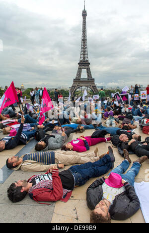 Paris, France. Plusieurs groupes LGBTQ (Acceptess-t) ont tenu une loi anti-homophobie, en Russie, démonstration, à Rights of Man Plaza, violence contre les hommes homosexuels Banque D'Images