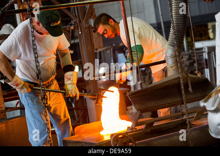 La production de vitrail à l'Wissmach Glass Company factory. Banque D'Images