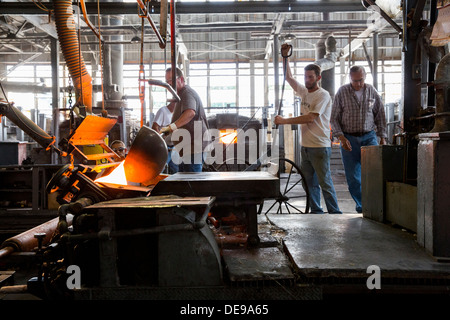 La production de vitrail à l'Wissmach Glass Company factory. Banque D'Images