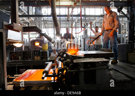 La production de vitrail à l'Wissmach Glass Company factory. Banque D'Images