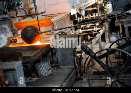 La production de vitrail à l'Wissmach Glass Company factory. Banque D'Images