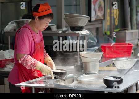 Soupe de boeuf (Gomtang) vendeur au marché traditionnel à Pusan, Corée du Sud. Banque D'Images