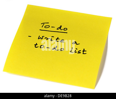 Liste des tâches sur l'adhésif jaune Remarque sur fond blanc Banque D'Images