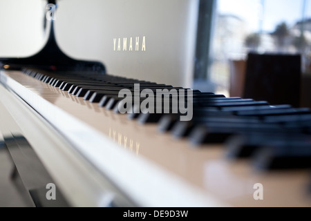 Sur les touches de piano Yamaha Banque D'Images