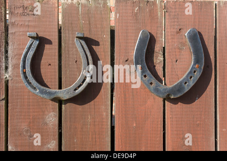 Deux chaussures cheval tourné vers le haut pour la bonne chance cloué sur une clôture dans l'East Yorkshire UK Banque D'Images