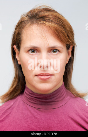 Libre studio face portrait of young woman femme ordinaire isolé sur fond gris Banque D'Images