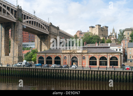 Vue sur le vieux marché aux poissons, donjon, high level bridge et cathédrale lantern Newcastle, Angleterre du Nord-Est, Royaume-Uni Banque D'Images