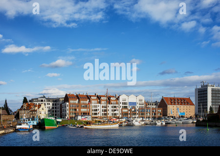 Navires, yachts et les immeubles à appartements dans la ville de Gdansk, Pologne. Marina sur la rivière Motlawa. Banque D'Images