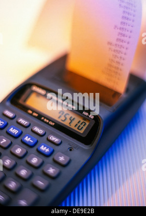 Calculatrice de bureau avec des bandes de contrôle. Symbole pour les frais, les charges, les revenus et les profits Banque D'Images