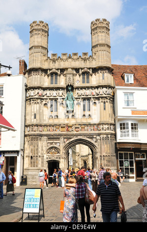 Canterbury, UK - 10 août 2012 : les touristes à pied le long de rues pavées médiévales de la vieille ville de Canterbury. Banque D'Images