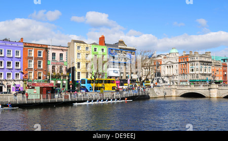 Vue sur les quais de Dublin, le long de la rivière Liffey. Banque D'Images