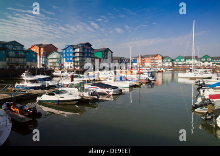 Logement coloré entourant l'évolution de la Marina d'Exmouth, Devon, England, UK Banque D'Images