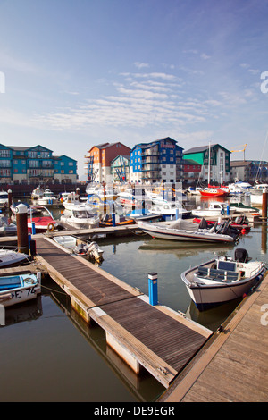 Logement coloré entourant l'évolution de la Marina d'Exmouth, Devon, England, UK Banque D'Images