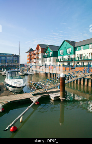 Logement coloré entourant l'évolution de la Marina d'Exmouth, Devon, England, UK Banque D'Images