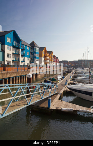 Logement coloré entourant l'évolution de la Marina d'Exmouth, Devon, England, UK Banque D'Images