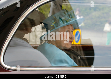 La Grande-Bretagne La reine Elizabeth II quitte le nouveau BBC Broadcasting House de Londres, Grande-Bretagne, 07 juin 2013. Banque D'Images