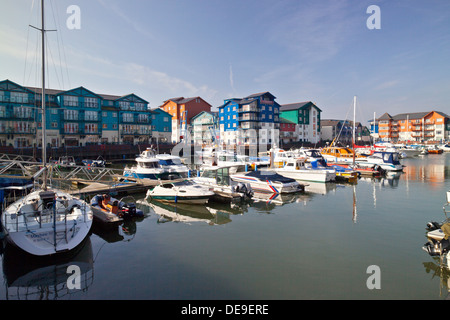 Logement coloré entourant l'évolution de la Marina d'Exmouth, Devon, England, UK Banque D'Images