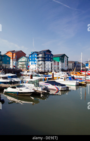 Logement coloré entourant l'évolution de la Marina d'Exmouth, Devon, England, UK Banque D'Images