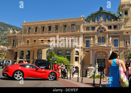 Monte Carlo, Monaco - 30 juillet 2013 : les touristes visiter le luxueux hôtel de Monte Carlo. Banque D'Images