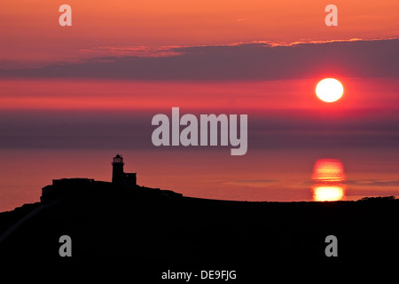 La belle Tout phare, East Sussex, Beachy Head pendant le coucher du soleil Banque D'Images