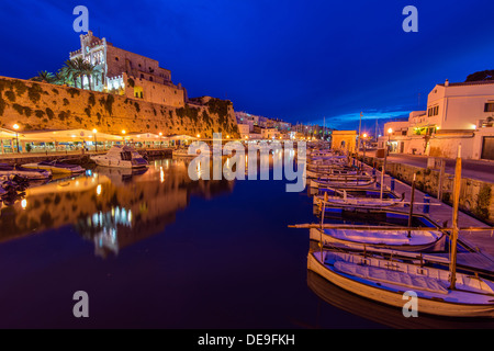 Nuit sur le vieux port de Ciutadella, Minorque ou Minorque, Iles Baléares, Espagne Banque D'Images