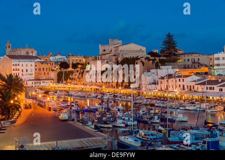 Vue de nuit sur le port, Ciutadella, Minorque ou Minorque, Iles Baléares, Espagne Banque D'Images