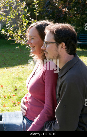 Portrait d'un couple heureux assis dans le jardin Banque D'Images