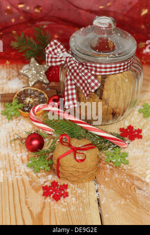 Les biscuits de Noël avec décoration de fête Banque D'Images