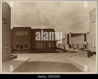 Le projet de logements municipaux Duindorp, construit dans les années 1920-1930 aux pays-Bas, est un exemple significatif de l'architecture résidentielle néerlandaise de cette période. Conçu pour offrir des logements abordables, il intègre des éléments de modernisme tout en mettant l'accent sur l'aspect pratique et l'intégration communautaire. Le projet reflète les efforts plus larges de l'époque en matière de logement social. Banque D'Images