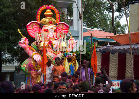 Les Indiens adorer Seigneur Ganesha statue. Ganesha Chaturthi Festival, Puttaparthi, Andhra Pradesh, Inde Banque D'Images