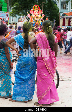 Les femmes indiennes regardant défilé et Seigneur Ganesha statue. Ganesha Chaturthi Festival, Puttaparthi, Andhra Pradesh, Inde Banque D'Images