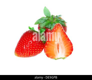 Les fraises avec les feuilles, isolé sur un fond blanc. Banque D'Images