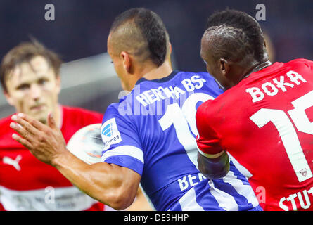 Berlin, Allemagne. 13e Août, 2013. Aenis de Berlin s'acharne pour Ben-Hatir la balle avec Stuttgart, Arthur Boka (R) au cours de la Bundesliga match entre Hertha BSC Berlin et le VfB Stuttgart au Stade Olympique de Berlin, Allemagne, 13 septembre 2013. Photo : HANNIBAL/dpa/Alamy Live News Banque D'Images