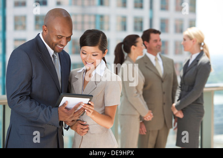 African American businessman & Chinese Asian businesswoman using tablet computer groupe interracial de business men & women team Banque D'Images