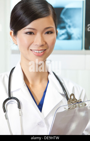 Une femme médecin asiatique chinois avec des rayons x dans un hôpital Banque D'Images