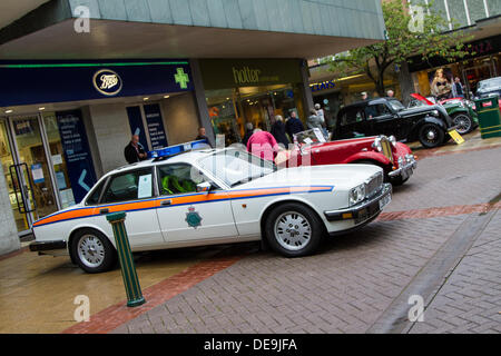 Solihull, Royaume-Uni . 14e Août, 2013. Classic Car Show à Mell Square à Solihull Royaume-uni divers classic cars sur show Crédit : Steven re/Alamy Live News Banque D'Images