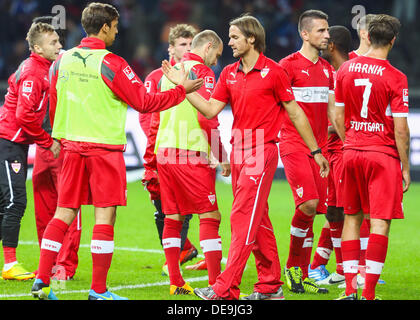 Berlin, Allemagne. 13e Août, 2013. L'entraîneur-chef de Stuttgart, Thomas Schneider (C) célèbre avec son équipe après le match de Bundesliga allemande entre Hertha BSC Berlin et le VfB Stuttgart au Stade Olympique de Berlin, Allemagne, 13 septembre 2013. Photo : HANNIBAL/dpa/Alamy Live News Banque D'Images