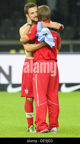 Berlin, Allemagne. 13e Août, 2013. L'entraîneur-chef de Stuttgart, Thomas Schneider célèbre avec son équipe après le match de Bundesliga allemande entre Hertha BSC Berlin et le VfB Stuttgart au Stade Olympique de Berlin, Allemagne, 13 septembre 2013. Photo : HANNIBAL/dpa/Alamy Live News Banque D'Images