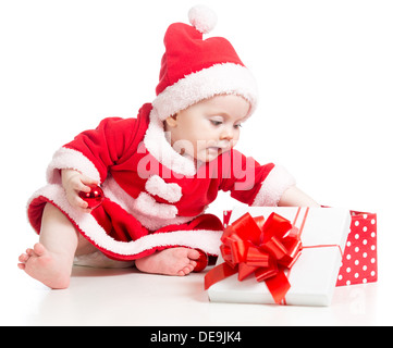 Santa Claus fille bébé cadeau d'ouverture fort isolé sur fond blanc Banque D'Images