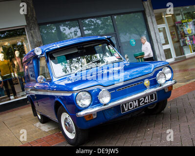 Solihull, Royaume-Uni . 14e Août, 2013. Classic Car Show à Mell Square à Solihull Royaume-uni divers classic cars sur show Crédit : Steven re/Alamy Live News Banque D'Images