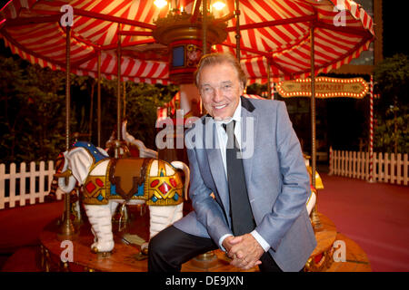 Tulln, Autriche. 13e Août, 2013. Karel Gott siège pendant la répétition générale de Messehalle dans Tulln, Autriche, 13 septembre 2013. Le programme a été diffusé en direct sur ARD le 14 septembre 2013. Photo : BODO SCHACKOW/dpa/Alamy Live News Banque D'Images