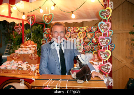 Tulln, Autriche. 13e Août, 2013. Karel Gott siège pendant la répétition générale de Messehalle dans Tulln, Autriche, 13 septembre 2013. Le programme a été diffusé en direct sur ARD le 14 septembre 2013. Photo : BODO SCHACKOW/dpa/Alamy Live News Banque D'Images