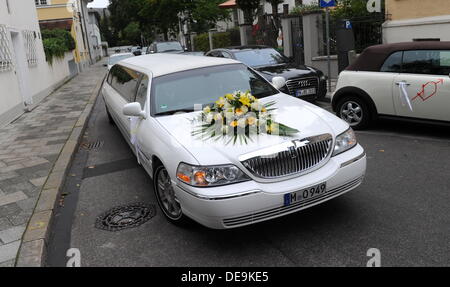 Munich, Allemagne. 14e Août, 2013. La limousine durs à la cérémonie de mariage du chanteur Roberto Blanco et Luzandra Strasbourg à Munich, Allemagne, 14 septembre 2013. Photo : Tobias HASE/dpa/Alamy Live News Banque D'Images
