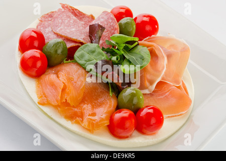 Apéritif mixte avec du saumon, jambon et salami Banque D'Images