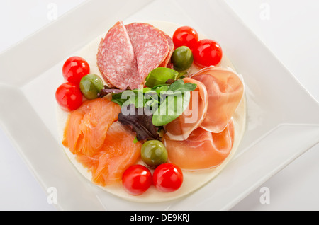 Apéritif mixte avec du saumon, jambon et salami Banque D'Images