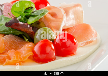 Apéritif mixte avec du saumon, jambon et salami Banque D'Images