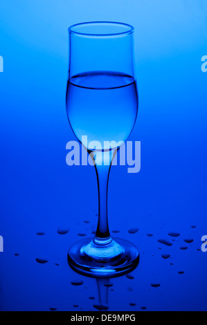 Verre d'eau sur fond bleu Banque D'Images